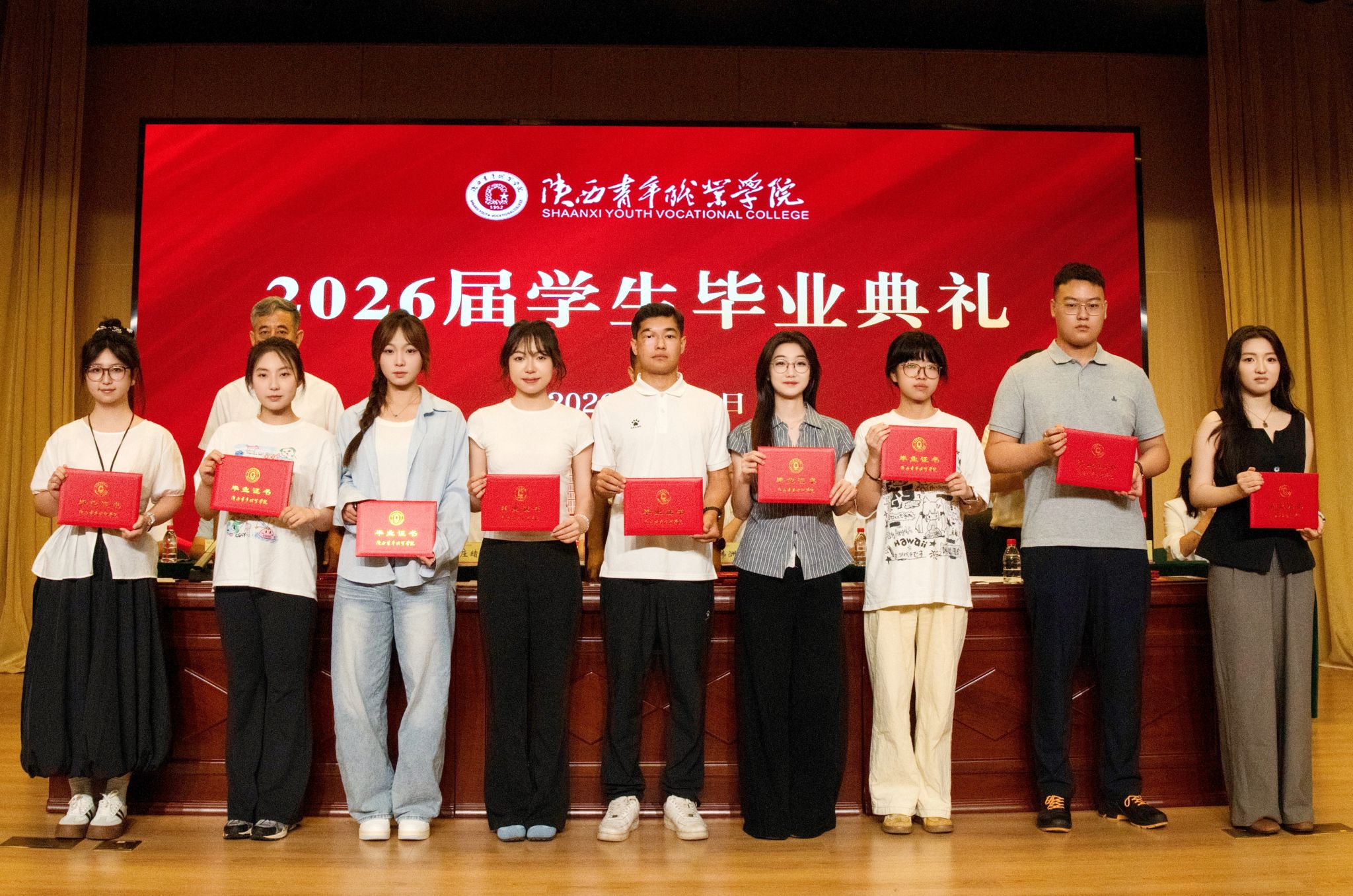 2026届毕业生代表领奖 2026届毕业生代表领奖